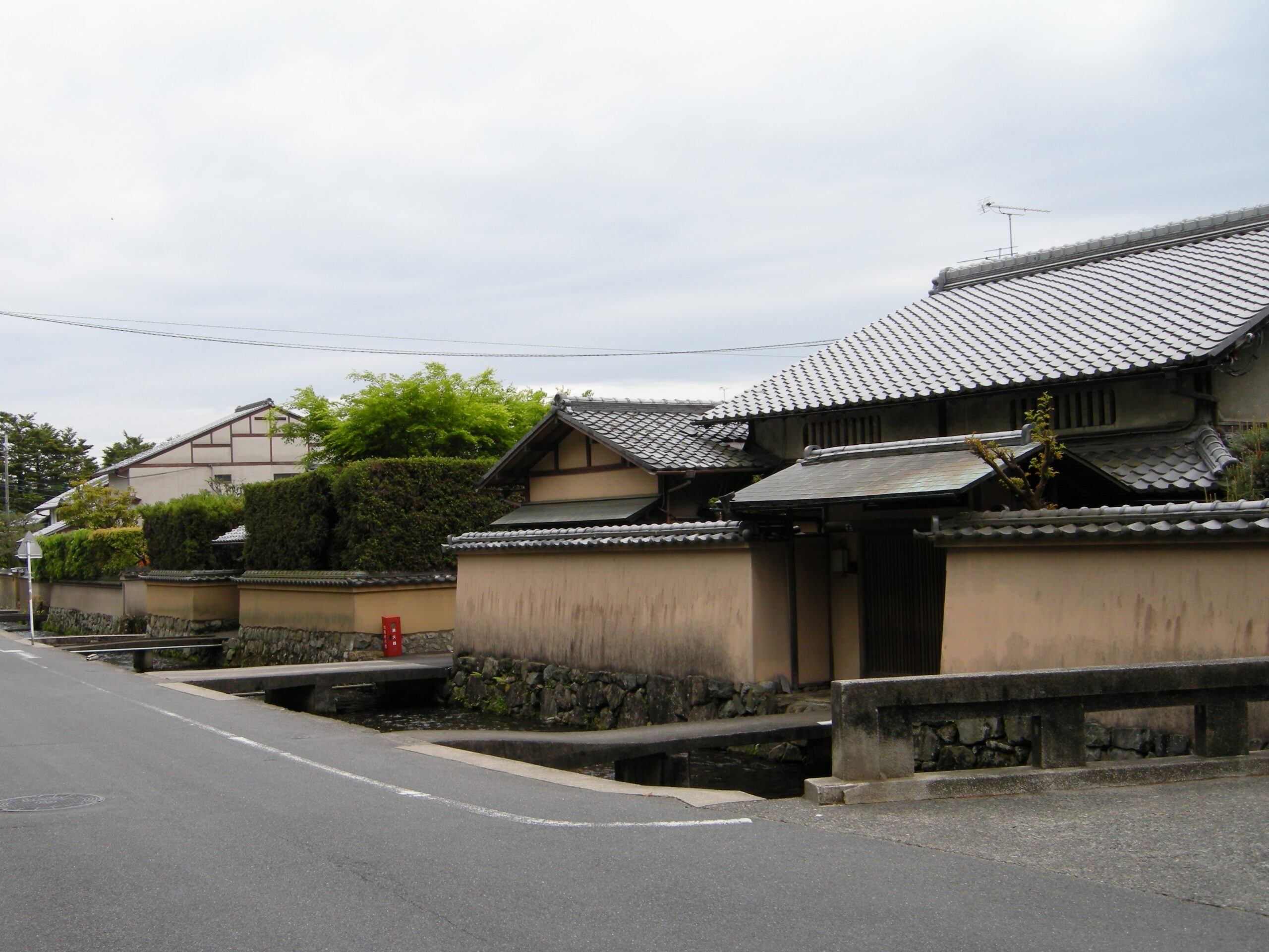 何気ない水辺の風景を見る京都観光／白川の一本橋・上賀茂神社社家町